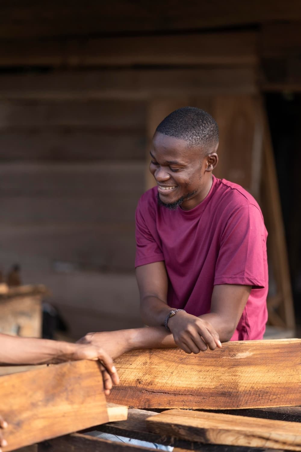 Artisan menuisier travaillant le bois
