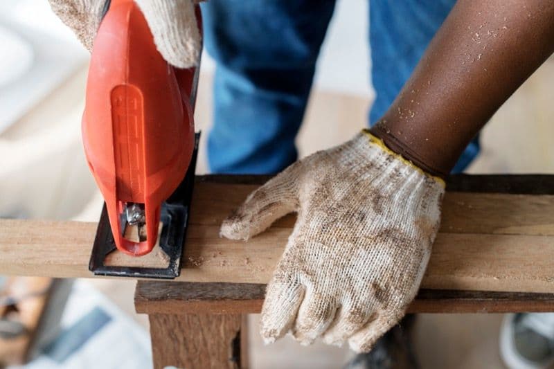 Artisan menuiserie au travail